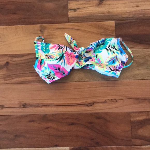 Bundle of bathing suit tops - Picture 6 of 8